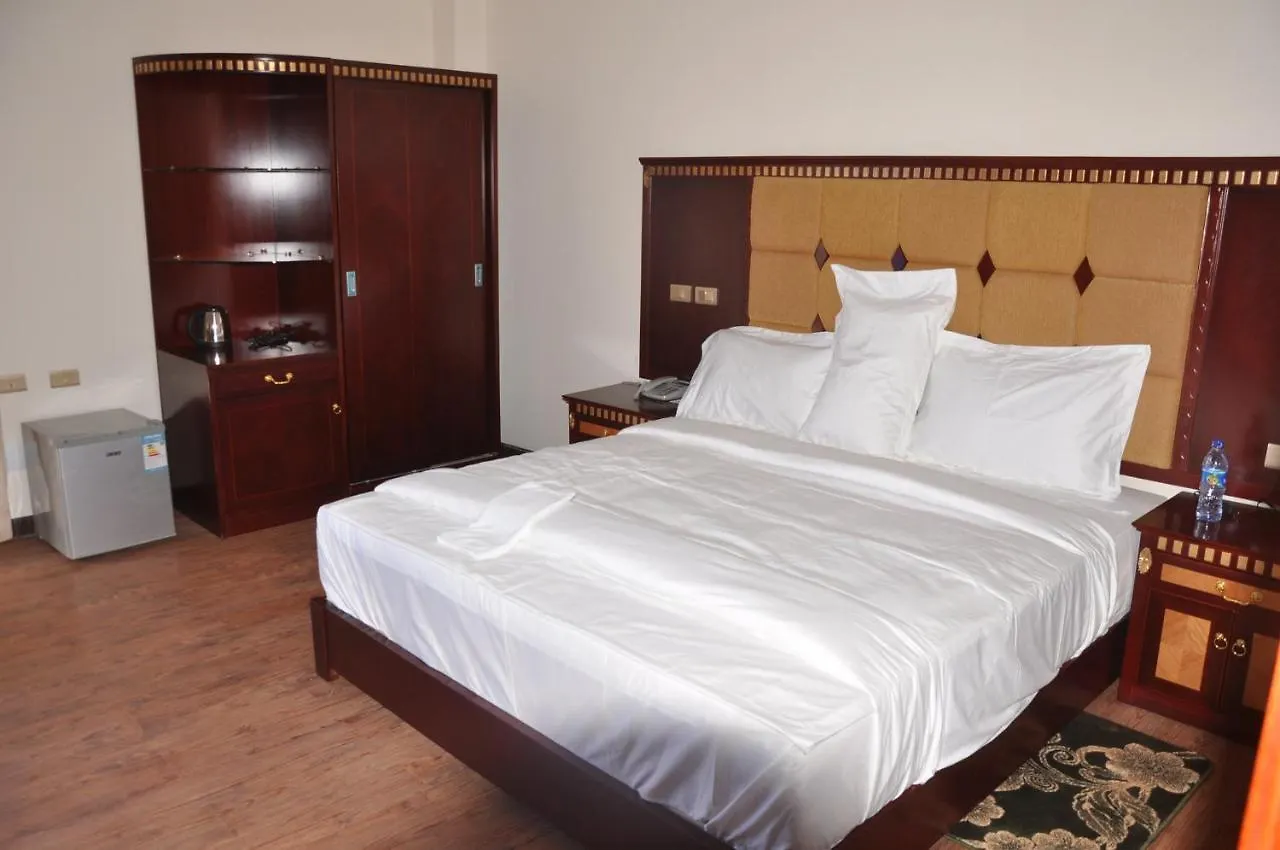 Paradise Hotel Debre Mark'os